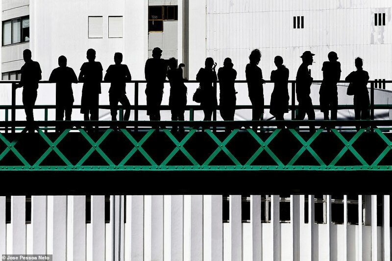 "Эйфелев мост". Люди на мосту в ожидании уличного фестиваля Senhora da Agonia. Фото: Хосе Пессоа Нето, Португалия