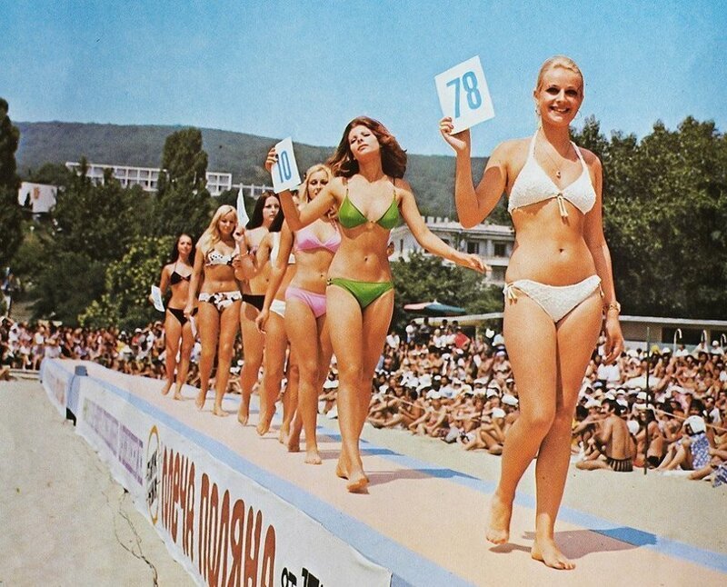 Девушки в бикини проходят по подиуму на одном из первых конкурсов красоты в социалистических странах. Золотые Пески, Народная Республика Болгария, 1974 год.