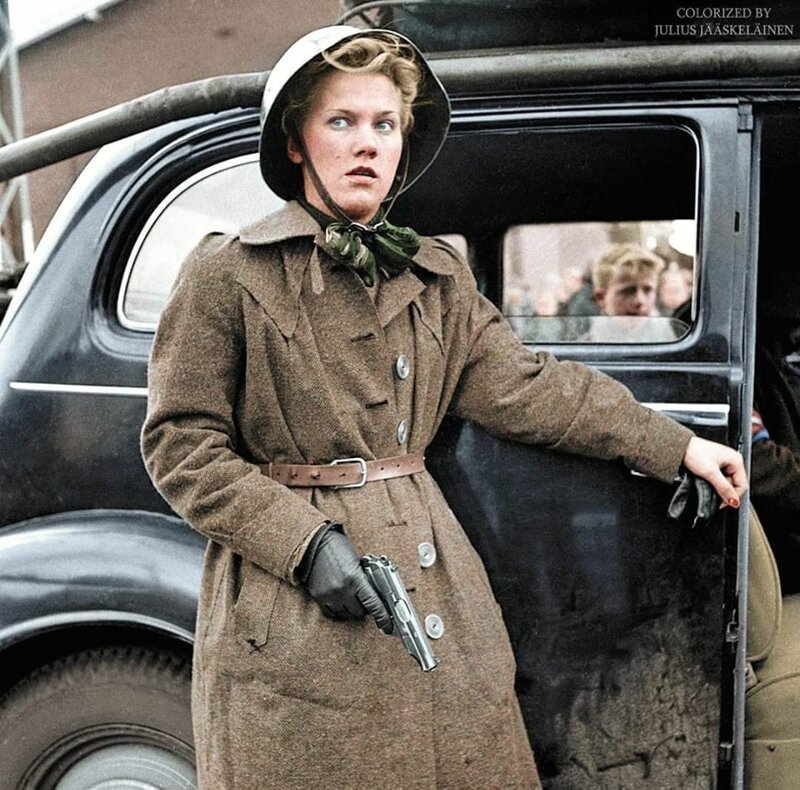 Участница датского сопротивления с Вальтер ПП. Май 1945, Копенгаген.