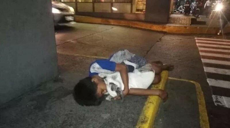 Фотография, которая движет миром: ребенок спит на улице, обнимая свою собаку