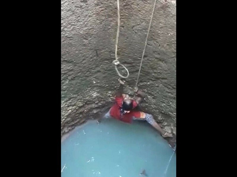 Эта храбрая женщина рисковала жизнью, чтобы спасти собаку, застрявшую в глубоком колодце