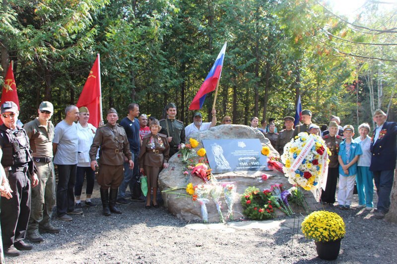 B Канаде открыли памятник Советским солдатам