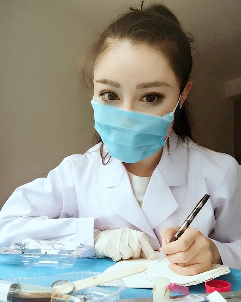 Китайская культуристка с огромными бицепсами отправилась бороться с коронавирусом
