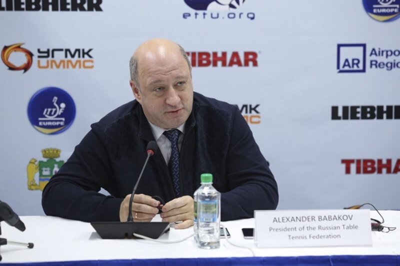 Член Совфеда Бабаков имеет тройное гражданство?