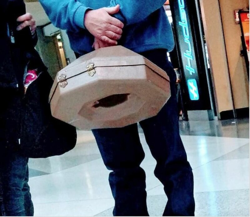 11. В аэропорту заметил вот такой чемоданчик