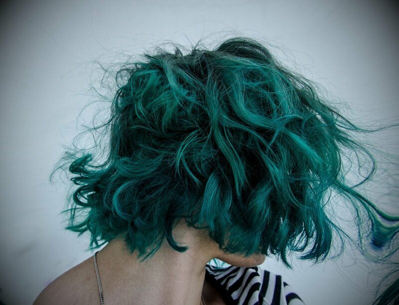 Почему люди не рождаются с синими или зелеными волосами