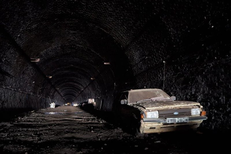 Десятки классических автомобилей в заброшенном железнодорожном туннеле