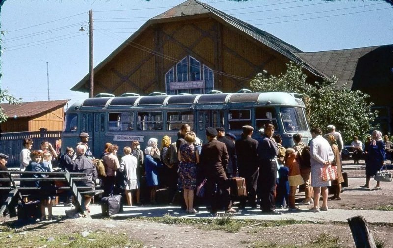 Сельские пассажиры ждут автобус