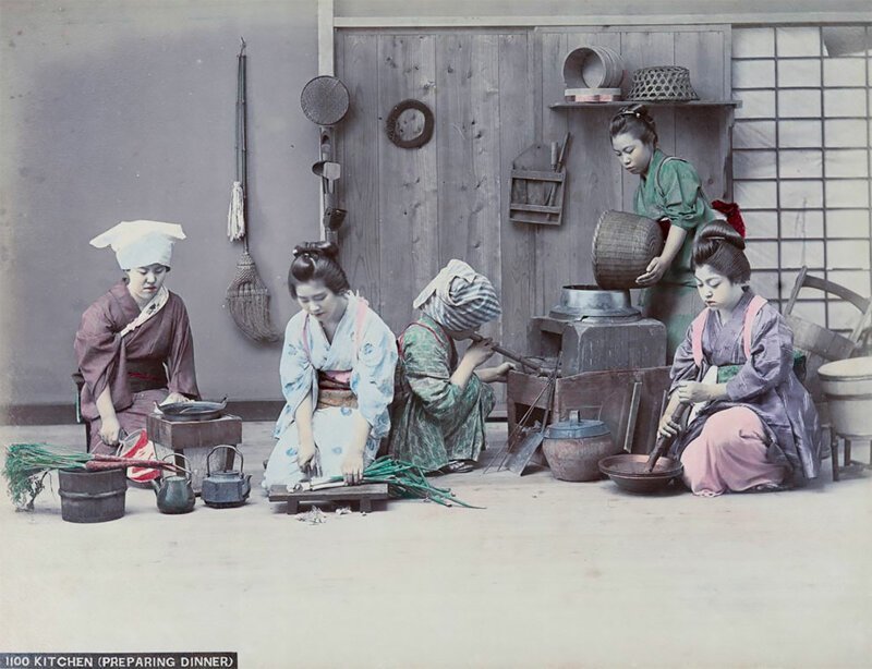 Кухня. Женщины готовят обед