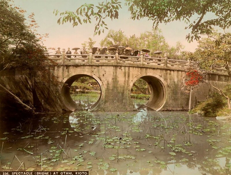 Мост над прудом в Киото