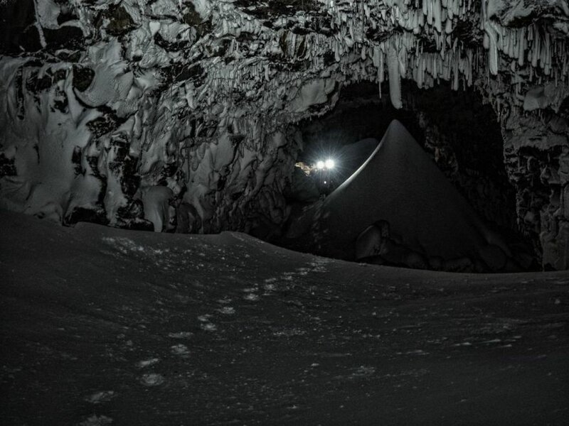 В декабре в пещере царит темнота, впрочем, как с снаружи: в этом месяце световой день в Исландии продолжается около 4 часов