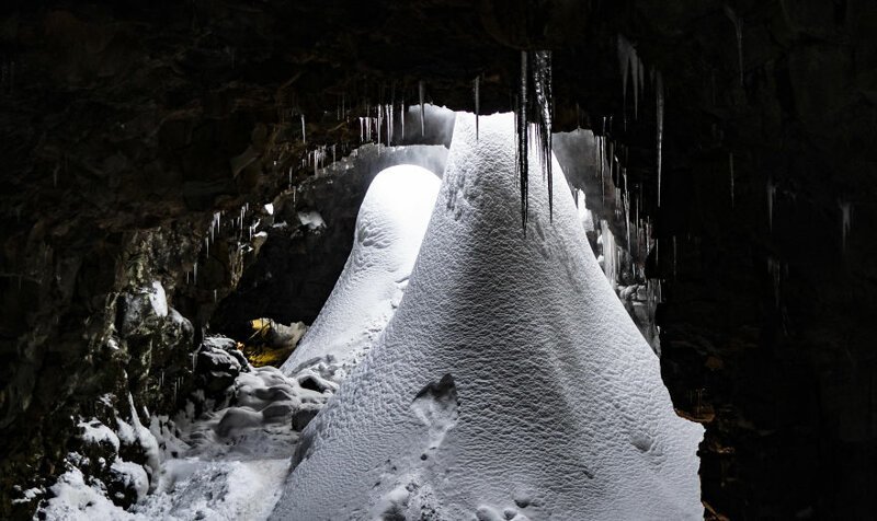 Снежные холмы под входом в пещеру