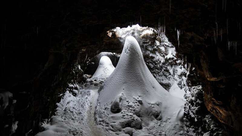 Когда снег валит в верхний вход в пещеру, находящимся внутри кажется, что они попали внутрь гигантского снежка