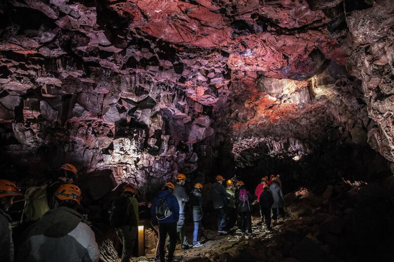 Красный цвет стен в пещере - результат окисления железа, содержащегося в лаве