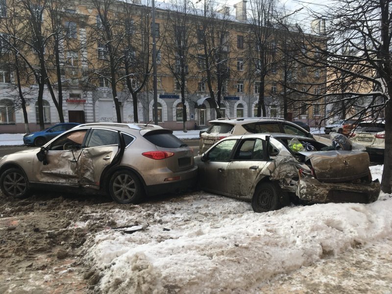 Пьяный водитель "ушёл" со светофора и устроил аварию в Ярославле