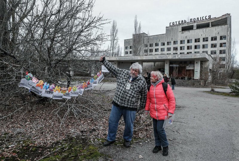 Жители Припяти вернулись в зону отчуждения, чтобы отметить 50-летие города-призрака