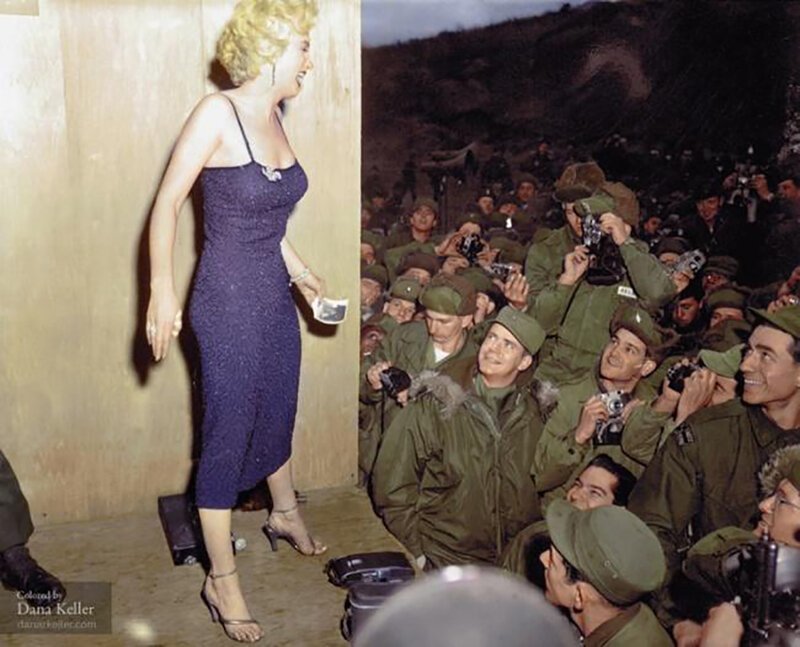 Мэрилин Монро позирует для солдат, 1954