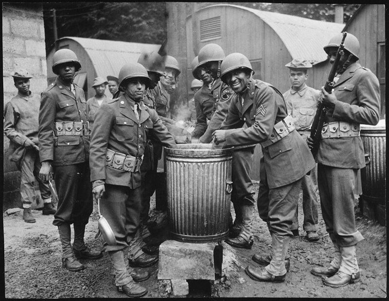 Американские негритянские войска, 1943 год, Северная Ирландия. Раздача пищи в лагерной кухне 