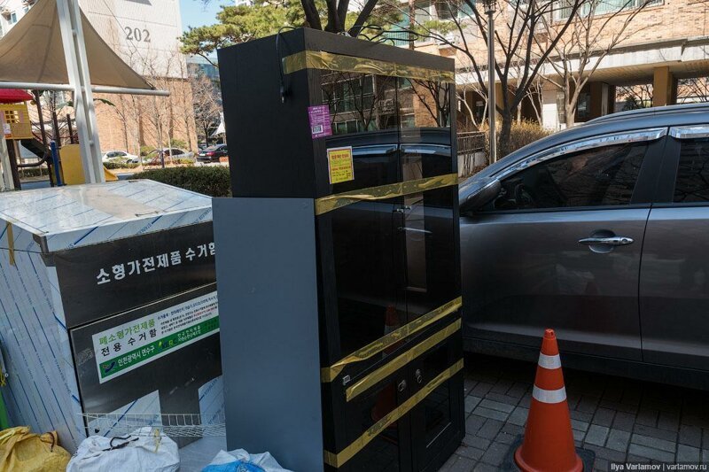 В Южной Корее что бы выбросить крупногабаритный мусор (технику, мебель) нужно заплатить дополнительный утилизационный налог