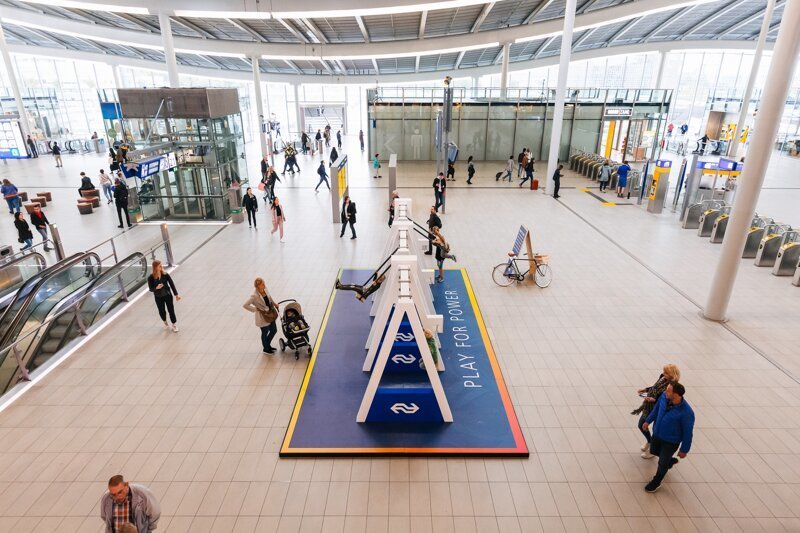 Вокзал города Утрехт ( Нидерланды)  оснащен качелями, покачавшись на которых вы можете зарядить свой гаджет