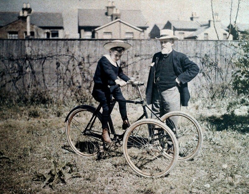 1900-е. Мальчик катается на трехколесном велосипеде. Автохром. 