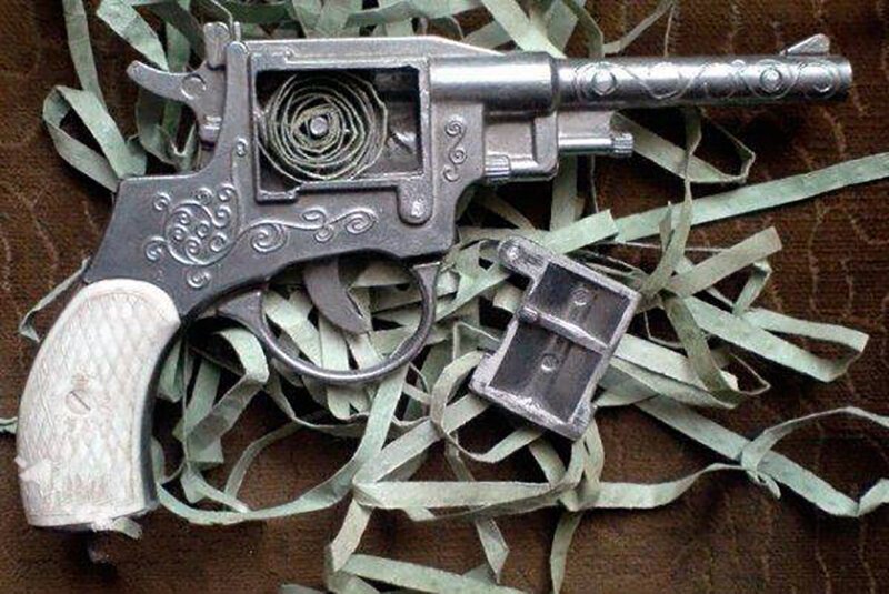 Игрушечный револьвер для стрельбы пистонами.