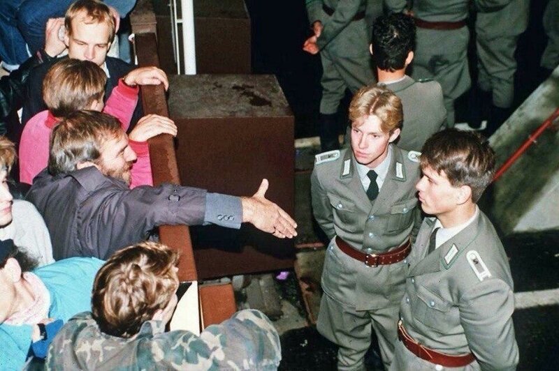 Курсант-пограничник Nva Ddr отказывается пожать руку человеку из-за стены, Берлин, 1989 год.
