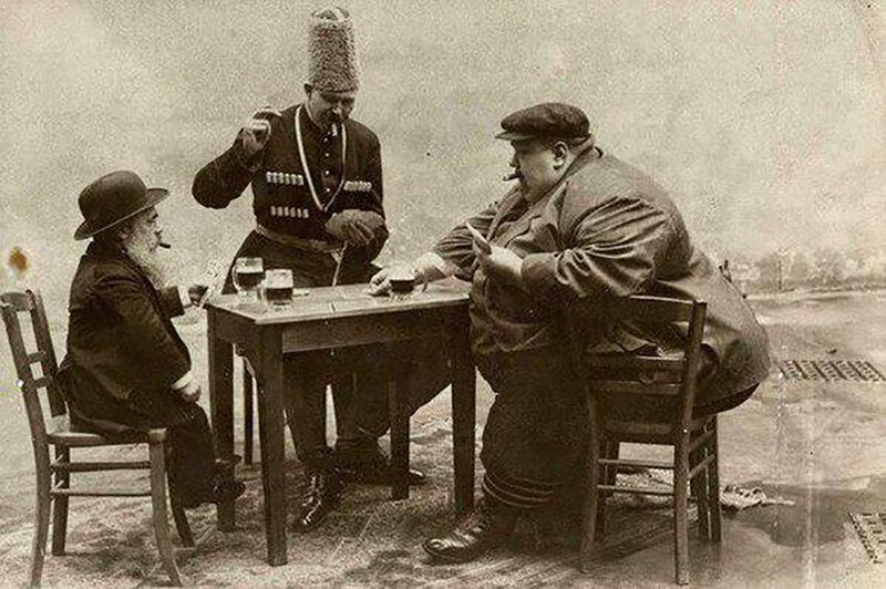 Начало 20 века. Самый высокий, самый низкий и самый толстый человек играют в карты. Французская открытка 