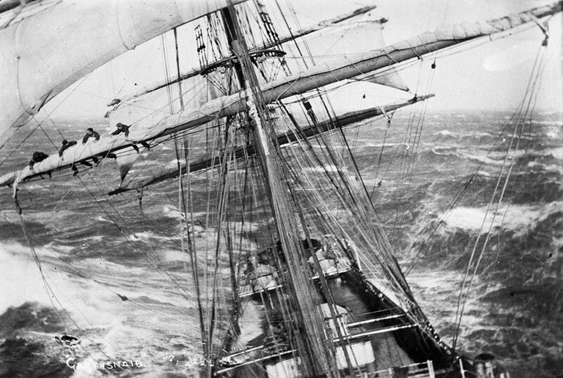 Матросы на рее корабля «Garthsnaid» во время шторма 