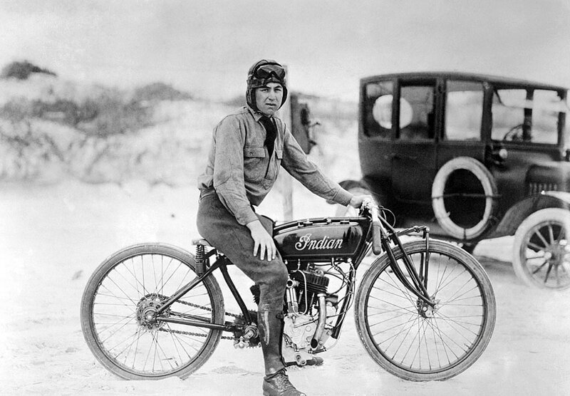 Герберт МакБрайд устанавливает новый рекорд скорости на мотоцикле – 104,4 мили/час. 1920 г. 