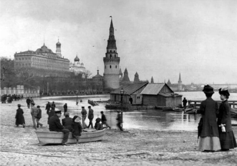 Кремлёвская набережная в 1908 году 