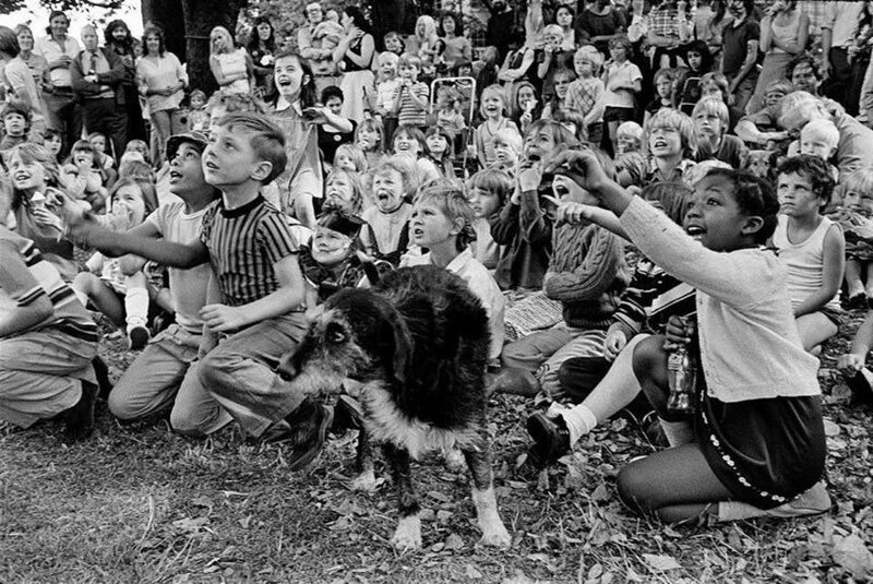 Дети и собака смотрят уличный кукольный театр, Лондон, 1975