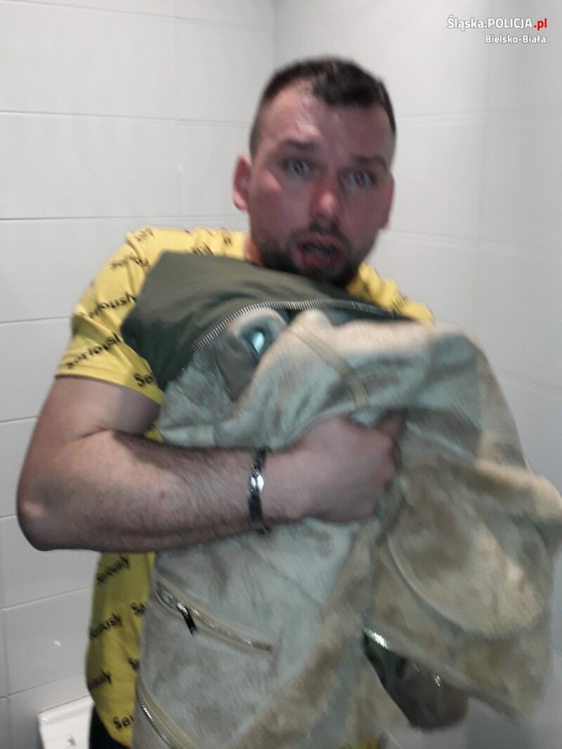 Жертва туалетного вуайериста из Польши успела его сфотографировать, и теперь извращенец в розыске