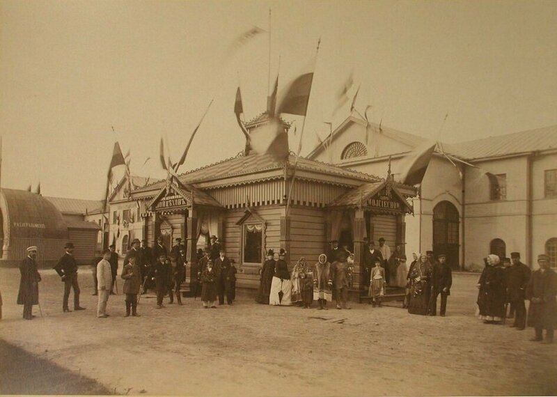 Выставка 1887 года. Посетители у входа в павильон гнутой мебели фабрики Войцехова
