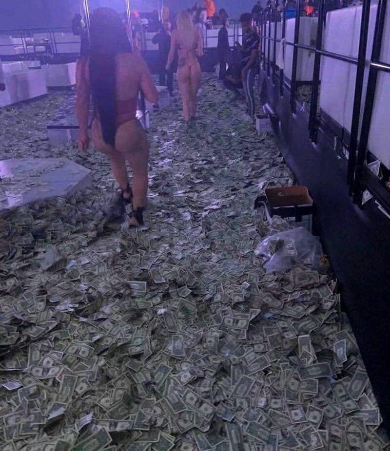 Стриптизерши Майами пробираются через кучу денег усыпанные на полу
