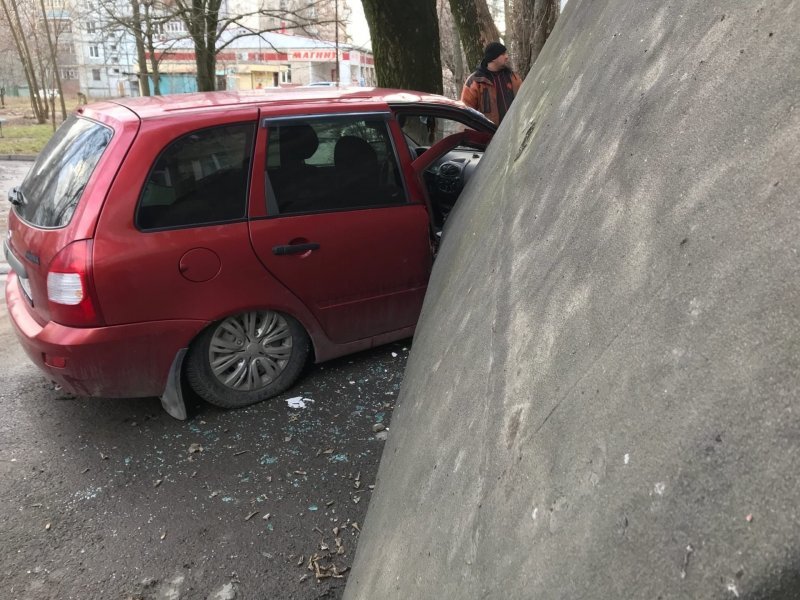 Риск парковки у подъезда: бетонный козырёк упал на машину