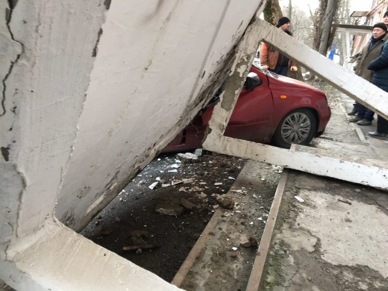 Риск парковки у подъезда: бетонный козырёк упал на машину