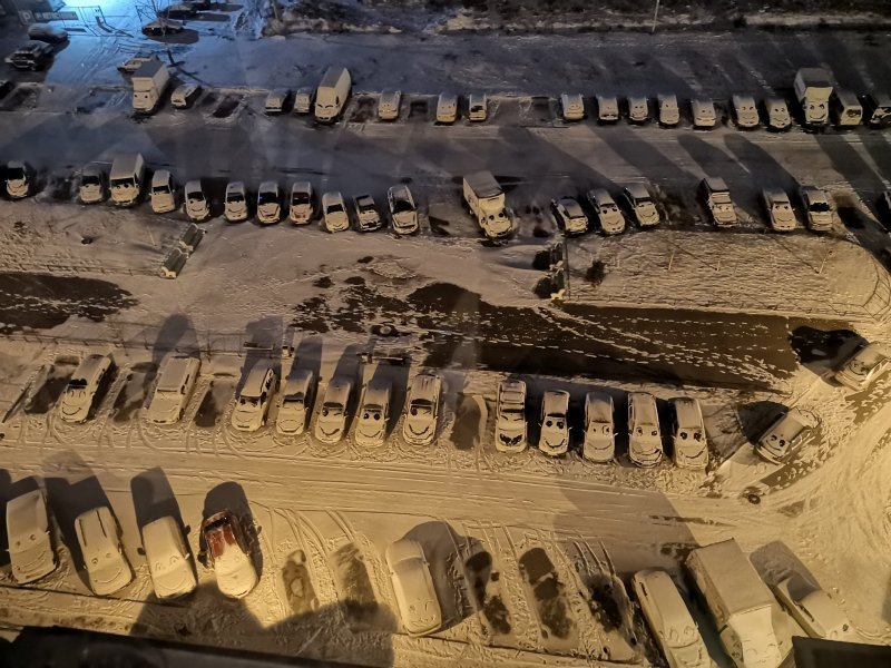 Парковка с мультяшными автомобилями: петербуржцы дождались первого снега