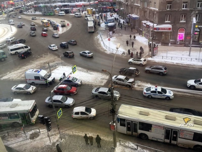 Авария дня. В Новосибирске "Тойота" влетела в толпу людей