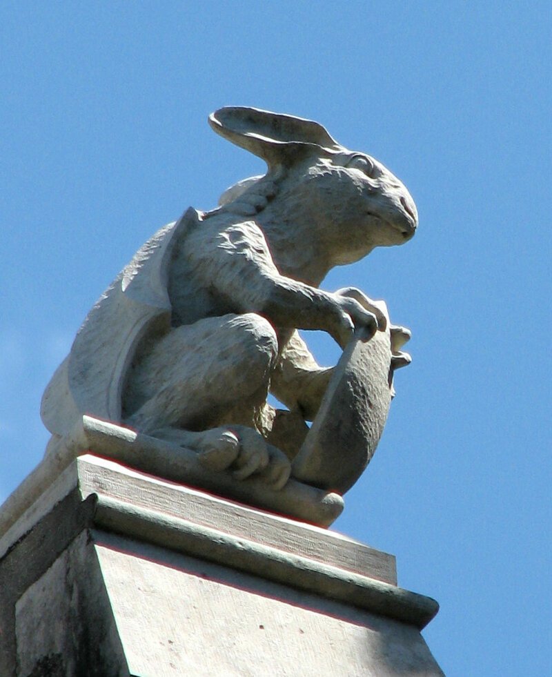 Кинта да Регалейра — дворцово-парковый комплекс неподалёку от Синтры, Португалия и кролик с крыльями летучей мыши