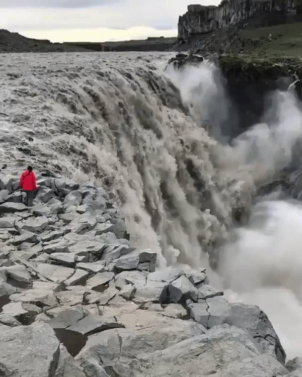 Какой самый мощный водопад. Водопад Деттифосс. Деттифосс Исландия. Водопад Сельяландфосс, Исландия. Самый мощный водопад в Европе.