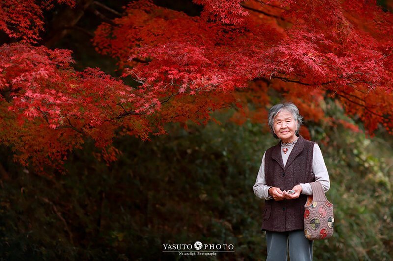 Фотограф снимает трогательные снимки своей бабушки и собаки