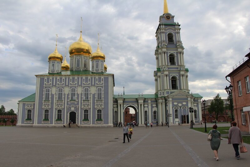Внутри кремля 2 старинных собора - Успенский (1762-66) с восстановленной колокольней