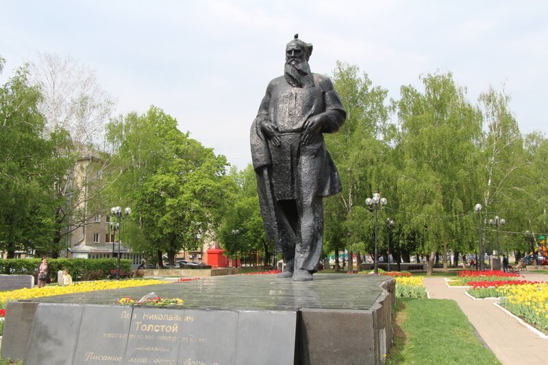 На проспекте Ленина ему установлен солидный памятник
