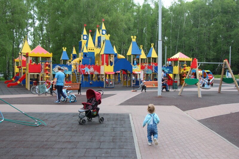 С целым комплексом детских площадок от Губернатора