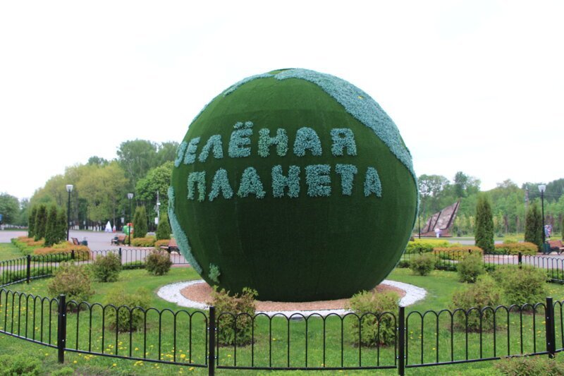Рядом находится обширный парк Белоусова