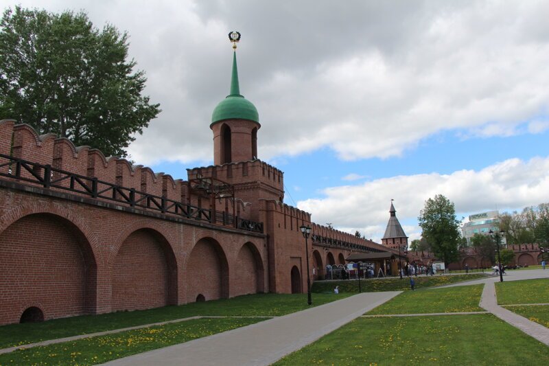 Стены кремля толщиной до 3,2 метров, протяженность стен больше 1 км