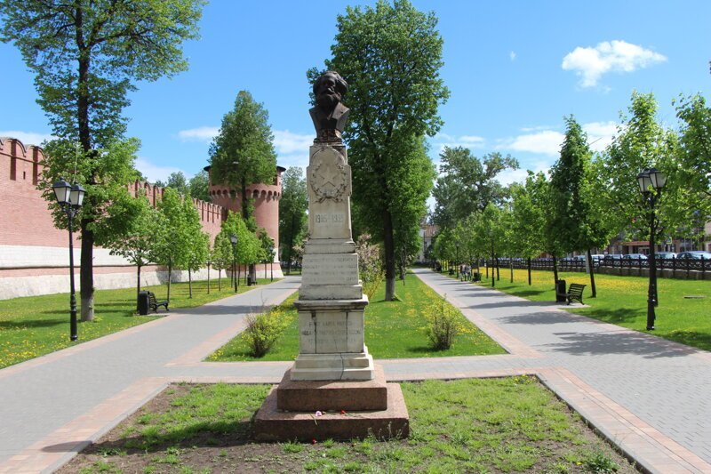Рядом с кремлем есть Кремлевский сад с интересным памятником Марксу