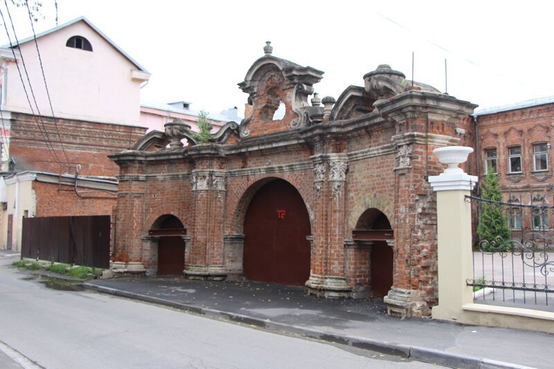 Барочные ворота в Денисовском переулке