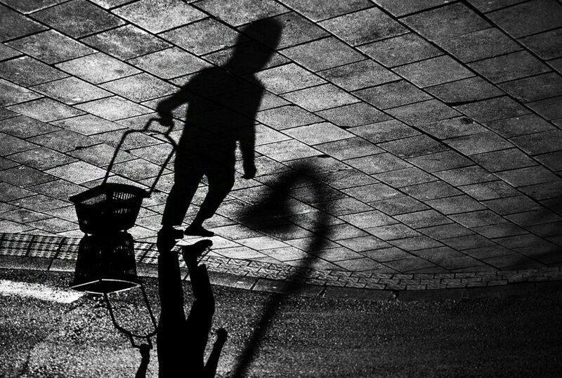 Свет, тени и силуэты: магия чёрно-белой уличной фотографии Гая Коэна